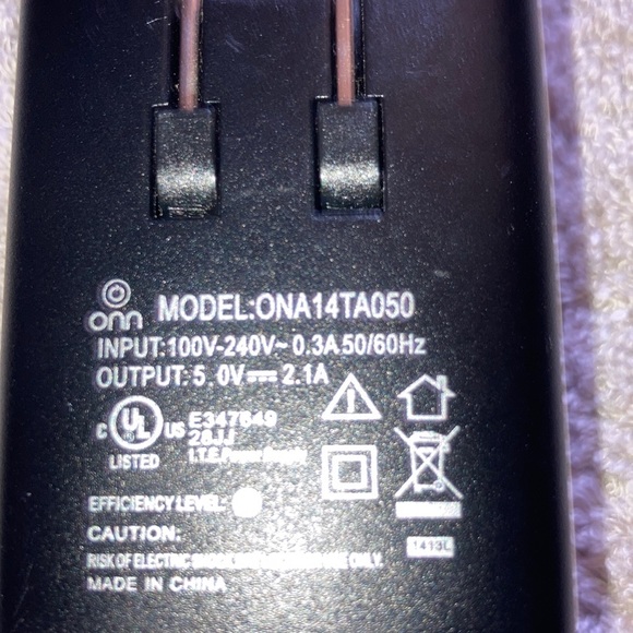 PLUG IN WALL CHARGER WITH 2 SLOTS AND HAS A BLUE LIGHT SO U KNOW ITS ON & WORKS - Picture 2 of 5